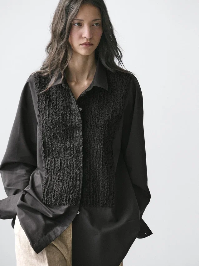 Hemd mit Latz und Stickerei Hemd mit Latz und Stickerei