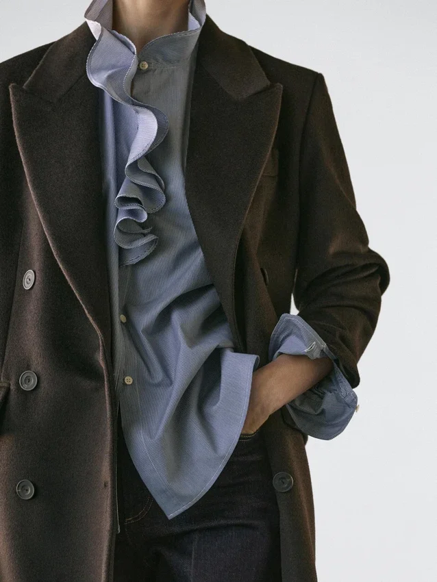 Hemd mit Rüschen am Kragen Hemd mit Rüschen am Kragen