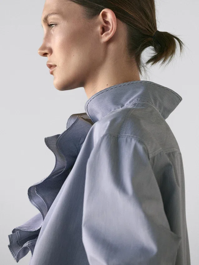 Hemd mit Rüschen am Kragen Hemd mit Rüschen am Kragen