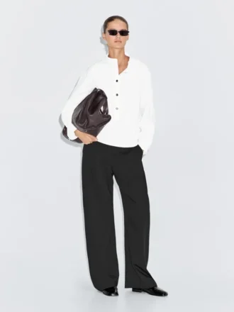 Hemd mit Stehkragen und goldenen Knöpfen