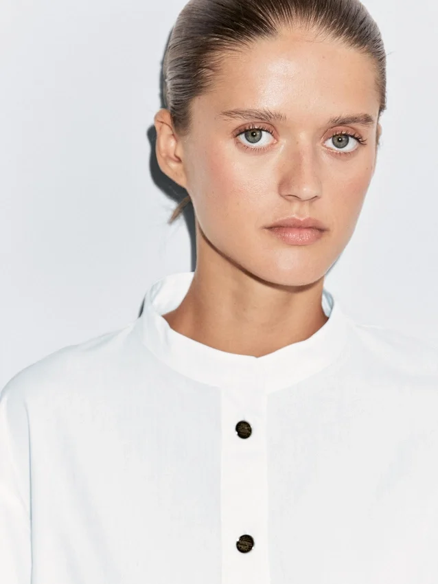 Hemd mit Stehkragen und goldenen Knöpfen Hemd mit Stehkragen und goldenen Knöpfen