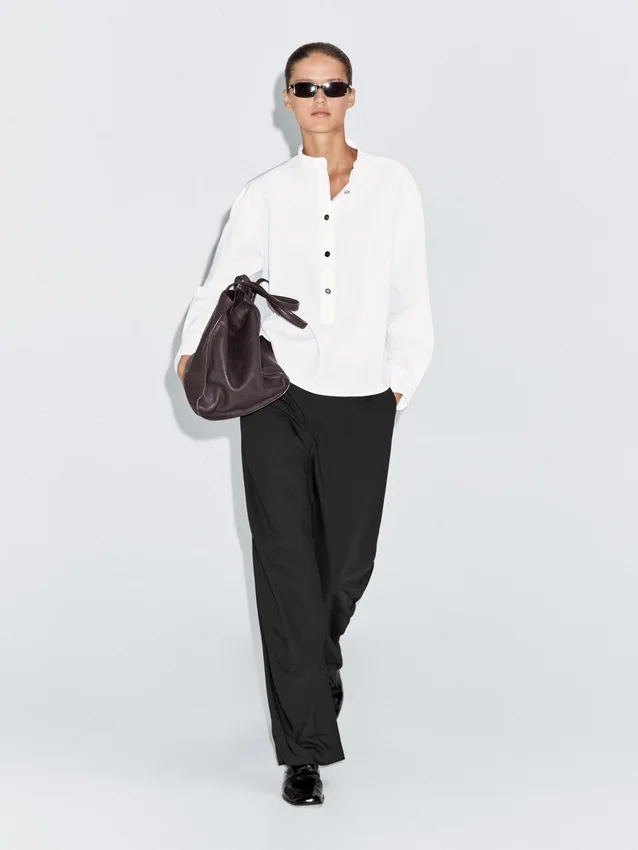 Hemd mit Stehkragen und goldenen Knöpfen Hemd mit Stehkragen und goldenen Knöpfen