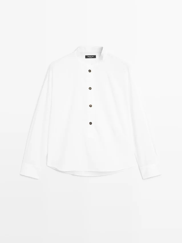 Hemd mit Stehkragen und goldenen Knöpfen Hemd mit Stehkragen und goldenen Knöpfen