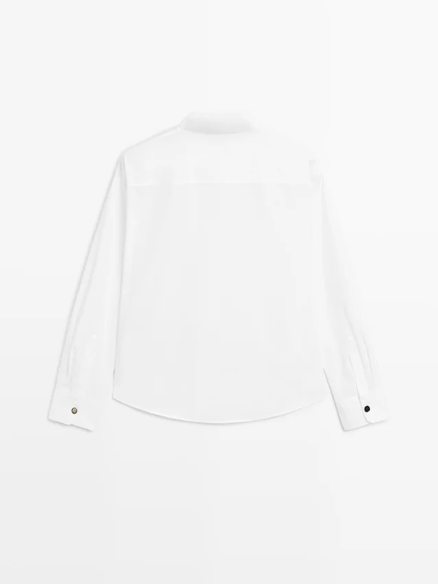 Hemd mit Stehkragen und goldenen Knöpfen Hemd mit Stehkragen und goldenen Knöpfen