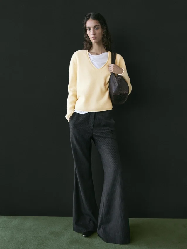 Hose mit ausgestelltem Schnitt und Nadelstreifen Hose mit ausgestelltem Schnitt und Nadelstreifen