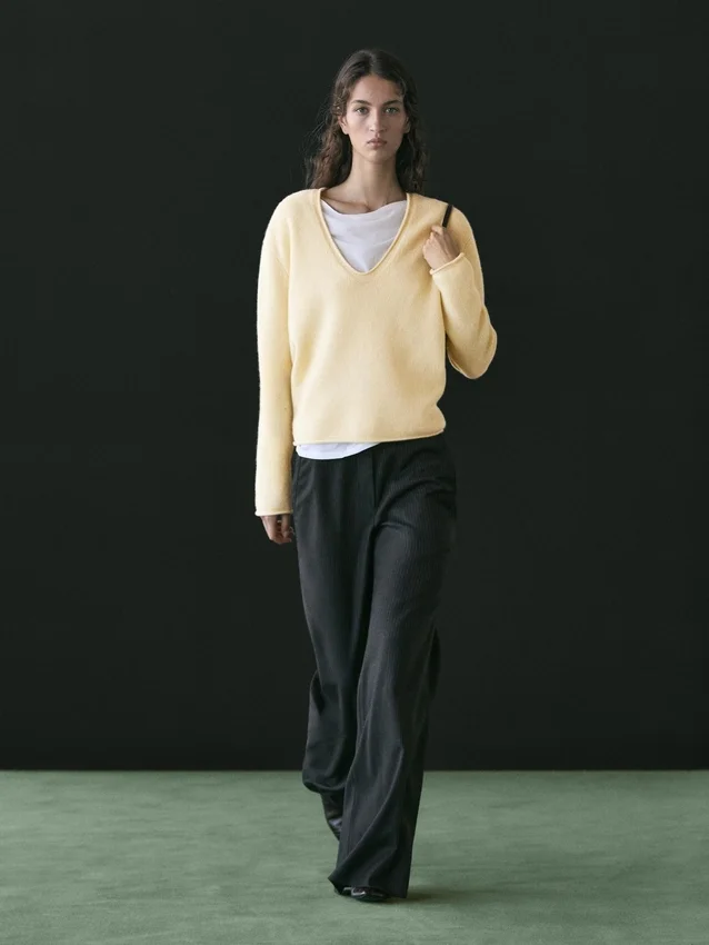 Hose mit ausgestelltem Schnitt und Nadelstreifen Hose mit ausgestelltem Schnitt und Nadelstreifen