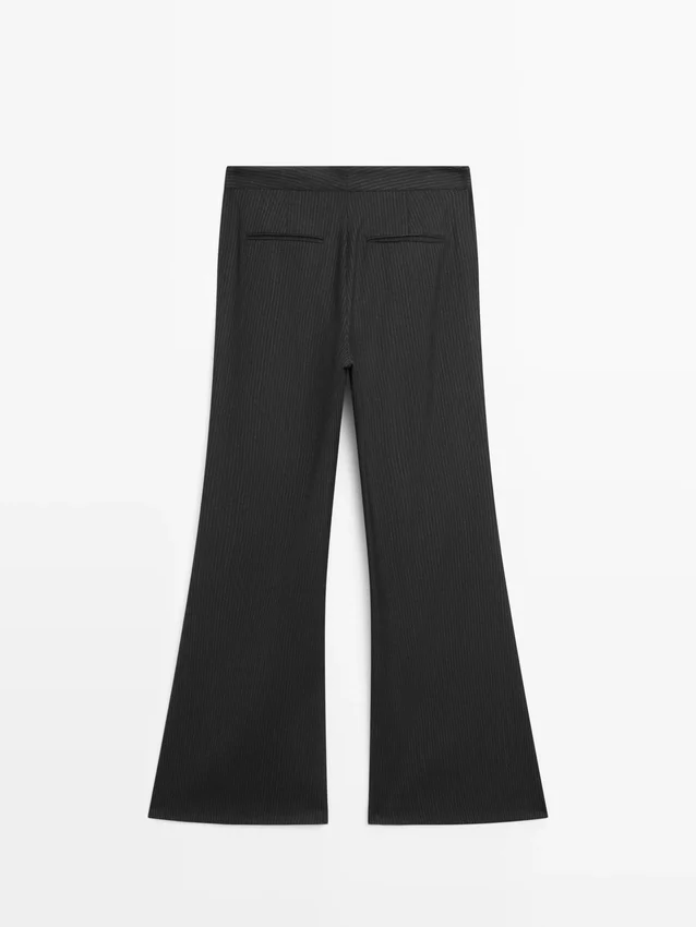 Hose mit ausgestelltem Schnitt und Nadelstreifen Hose mit ausgestelltem Schnitt und Nadelstreifen