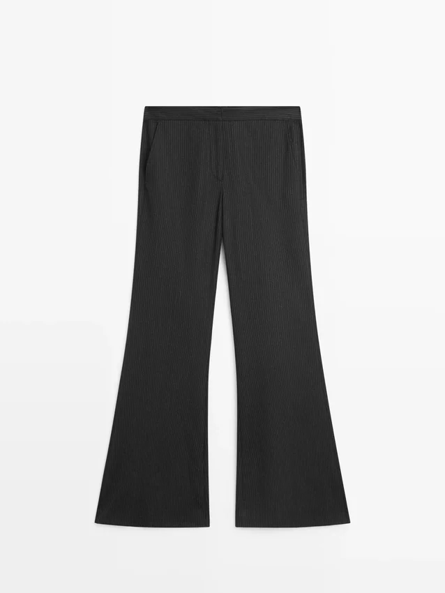 Hose mit ausgestelltem Schnitt und Nadelstreifen Hose mit ausgestelltem Schnitt und Nadelstreifen