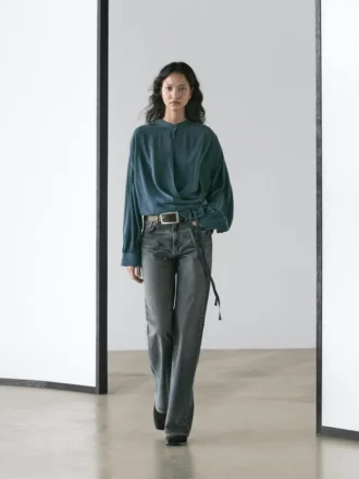 Fließende Bluse mit Überkreuzschnitt