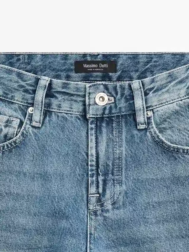 Jeans mit geradem Bein und niedriger Leibhöhe Jeans mit geradem Bein und niedriger Leibhöhe