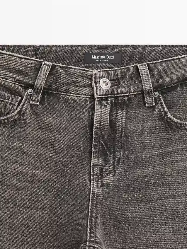 Jeans mit geradem Bein und niedriger Leibhöhe Jeans mit geradem Bein und niedriger Leibhöhe