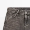 Jeans mit geradem Bein und niedriger Leibhöhe Jeans mit geradem Bein und niedriger Leibhöhe