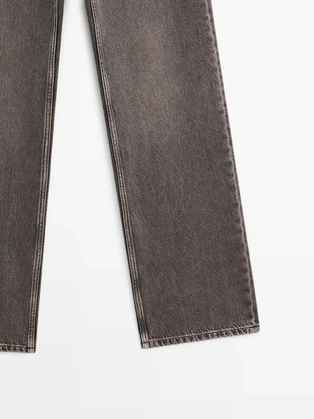 Jeans mit geradem Bein und niedriger Leibhöhe Jeans mit geradem Bein und niedriger Leibhöhe