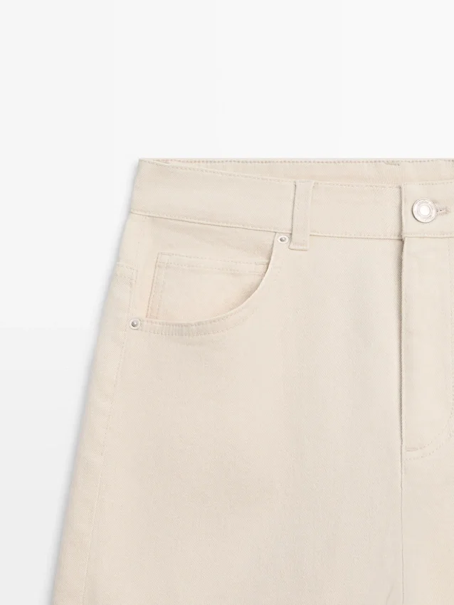 Jeans mit geradem Bein und umgeschlagenem Saum Jeans mit geradem Bein und umgeschlagenem Saum