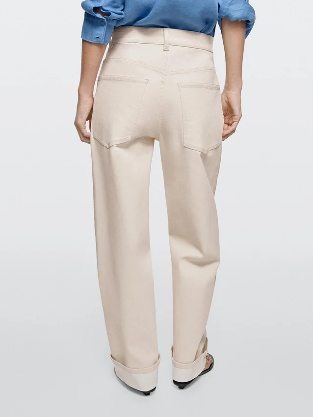 Jeans mit geradem Bein und umgeschlagenem Saum Jeans mit geradem Bein und umgeschlagenem Saum