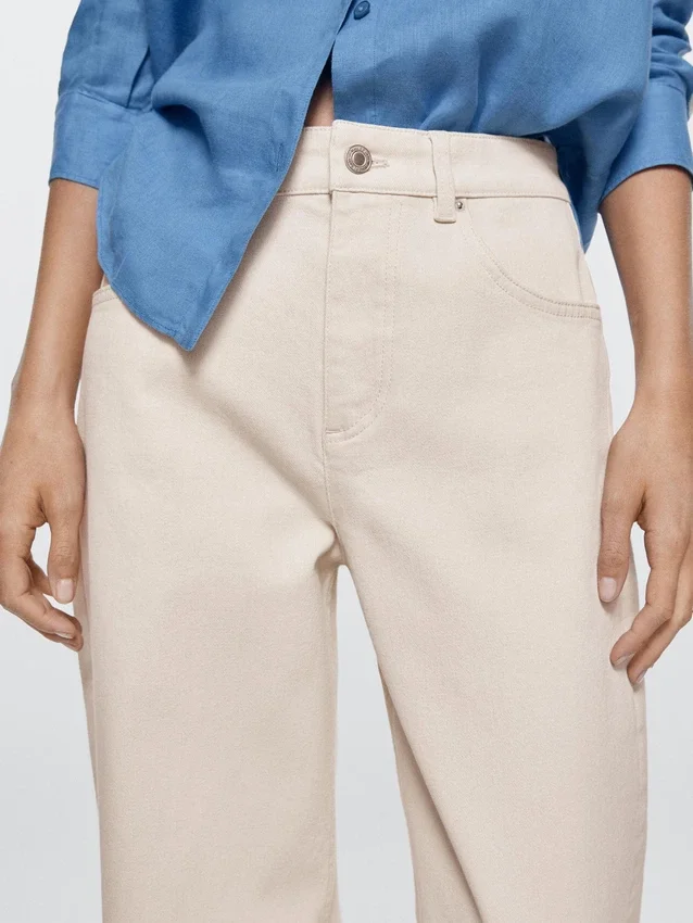 Jeans mit geradem Bein und umgeschlagenem Saum Jeans mit geradem Bein und umgeschlagenem Saum