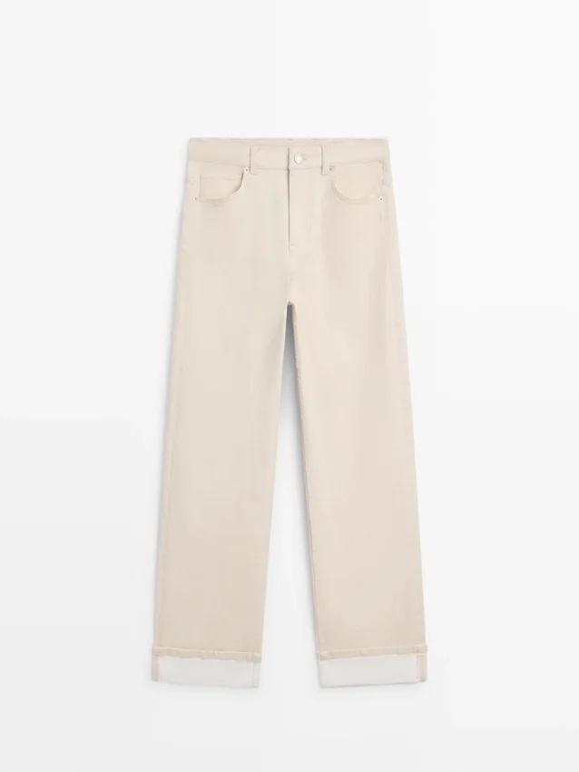 Jeans mit geradem Bein und umgeschlagenem Saum Jeans mit geradem Bein und umgeschlagenem Saum