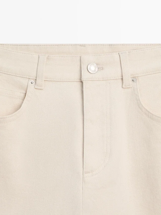 Jeans mit geradem Bein und umgeschlagenem Saum Jeans mit geradem Bein und umgeschlagenem Saum