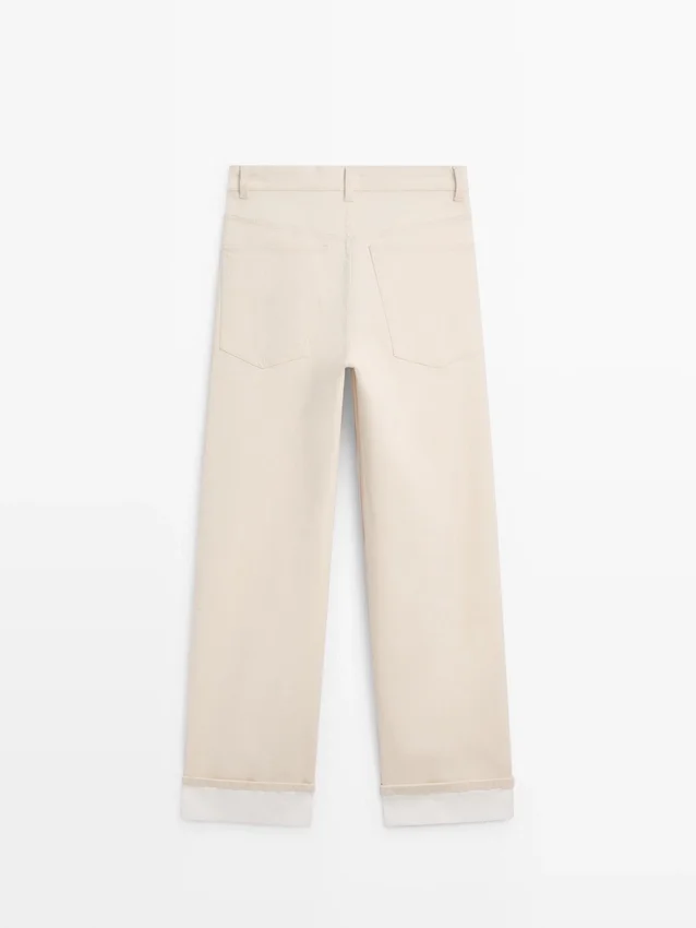 Jeans mit geradem Bein und umgeschlagenem Saum Jeans mit geradem Bein und umgeschlagenem Saum