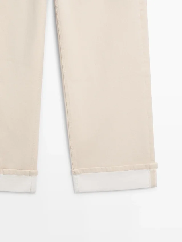 Jeans mit geradem Bein und umgeschlagenem Saum Jeans mit geradem Bein und umgeschlagenem Saum