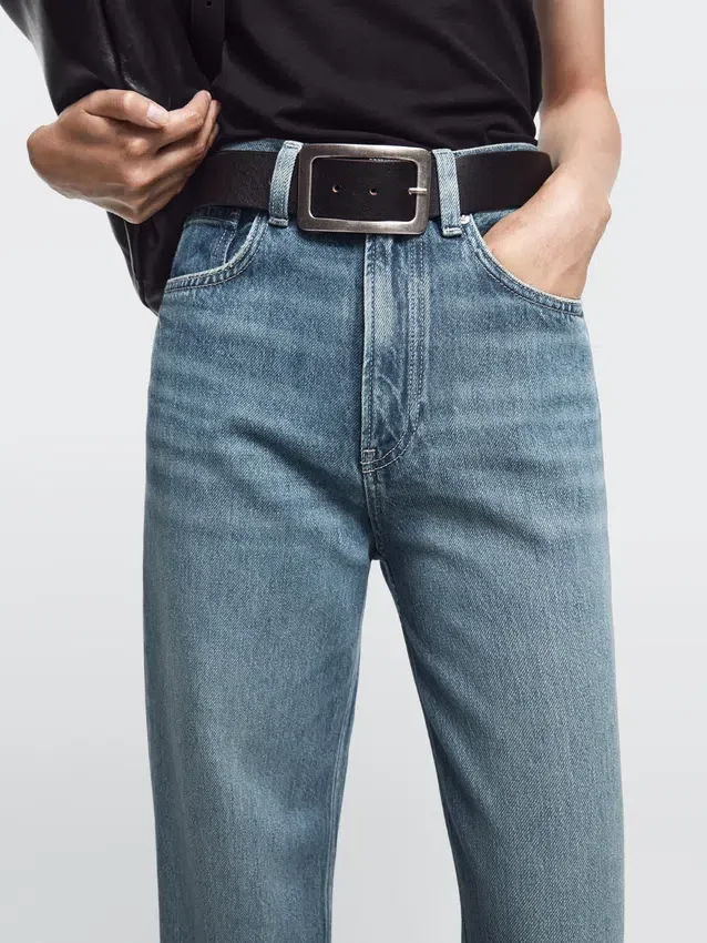 Jeans mit hoher Taille und weitem Bein Jeans mit hoher Taille und weitem Bein