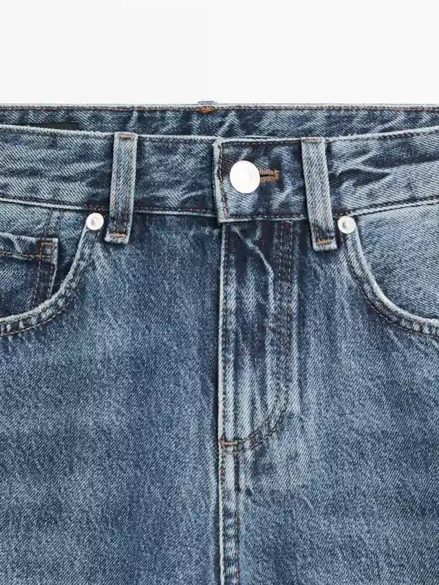 Jeans mit mittlerer Leibhöhe und geradem Bein Jeans mit mittlerer Leibhöhe und geradem Bein