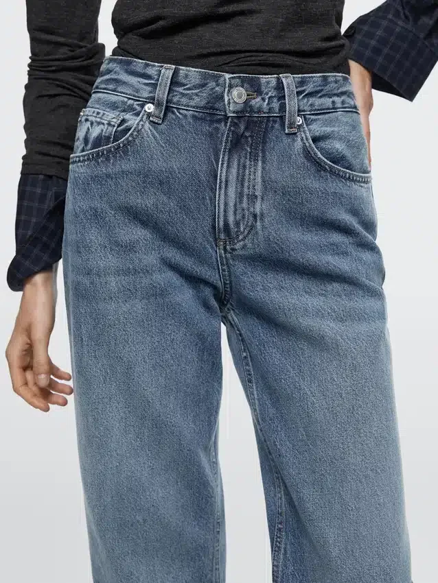 Jeans mit mittlerer Leibhöhe und geradem Bein Jeans mit mittlerer Leibhöhe und geradem Bein