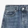 Jeans mit mittlerer Leibhöhe und geradem Bein Jeans mit mittlerer Leibhöhe und geradem Bein