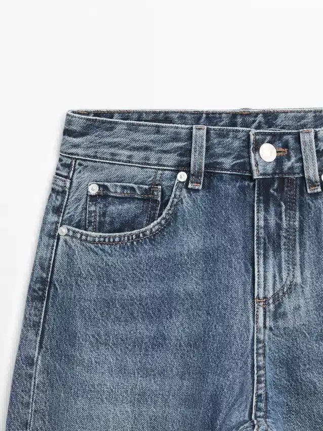 Jeans mit mittlerer Leibhöhe und geradem Bein Jeans mit mittlerer Leibhöhe und geradem Bein