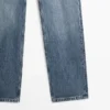 Jeans mit mittlerer Leibhöhe und geradem Bein Jeans mit mittlerer Leibhöhe und geradem Bein