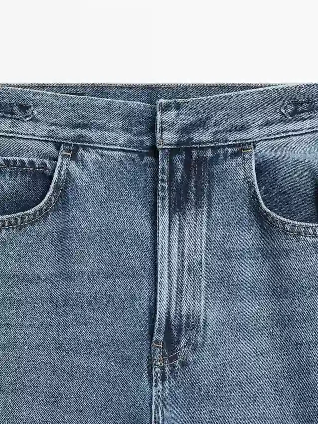Jeans mit mittlerer Leibhöhe und Schlag Jeans mit mittlerer Leibhöhe und Schlag