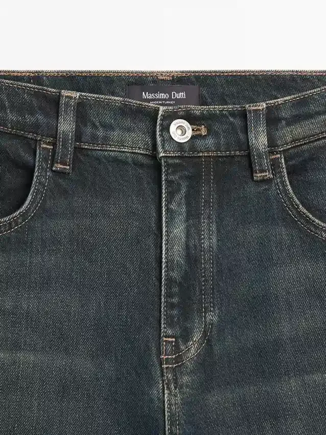 Jeans mit mittlerer Leibhöhe und Schlag Jeans mit mittlerer Leibhöhe und Schlag