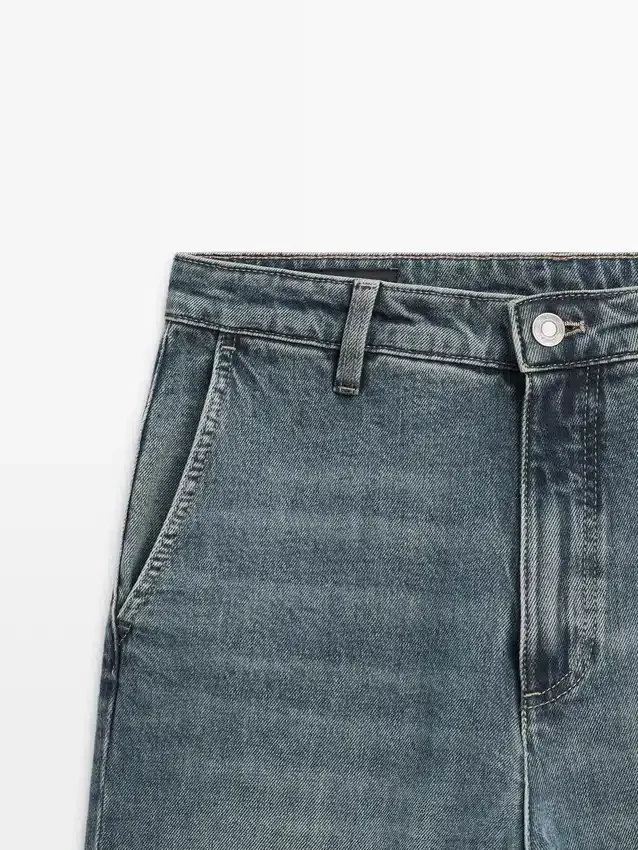 Jeans mit mittlerer Leibhöhe und Schlag Jeans mit mittlerer Leibhöhe und Schlag