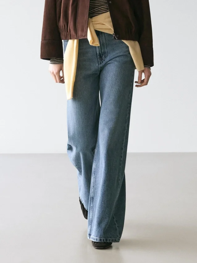 Jeans mit mittlerer Leibhöhe und Schlag Jeans mit mittlerer Leibhöhe und Schlag