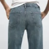 Jeans mit mittlerer Leibhöhe und Schlag Jeans mit mittlerer Leibhöhe und Schlag