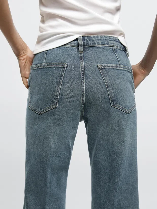 Jeans mit mittlerer Leibhöhe und Schlag Jeans mit mittlerer Leibhöhe und Schlag