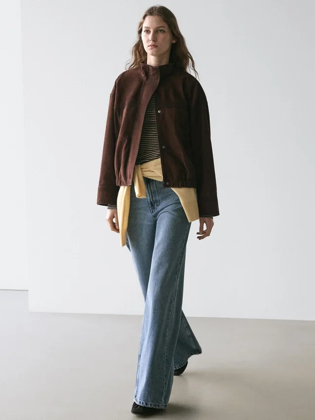 Jeans mit mittlerer Leibhöhe und Schlag Jeans mit mittlerer Leibhöhe und Schlag