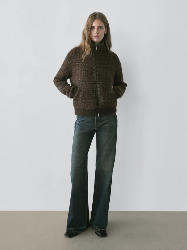 Jeans mit mittlerer Leibhöhe und Schlag Jeans mit mittlerer Leibhöhe und Schlag