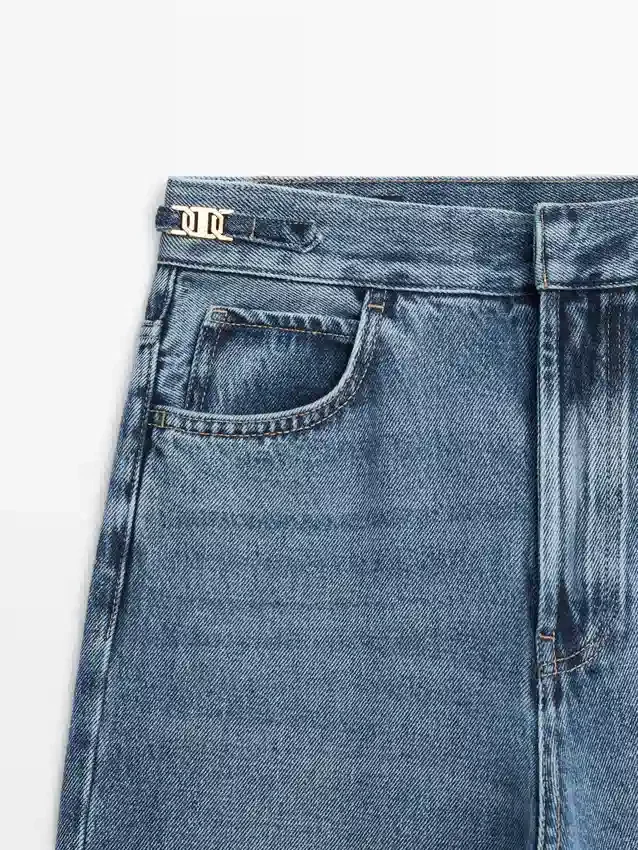 Jeans mit mittlerer Leibhöhe und Schlag Jeans mit mittlerer Leibhöhe und Schlag