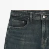 Jeans mit mittlerer Leibhöhe und Schlag Jeans mit mittlerer Leibhöhe und Schlag
