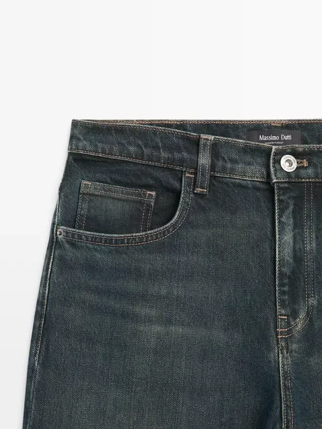 Jeans mit mittlerer Leibhöhe und Schlag Jeans mit mittlerer Leibhöhe und Schlag