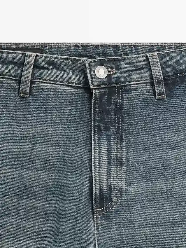 Jeans mit mittlerer Leibhöhe und Schlag Jeans mit mittlerer Leibhöhe und Schlag