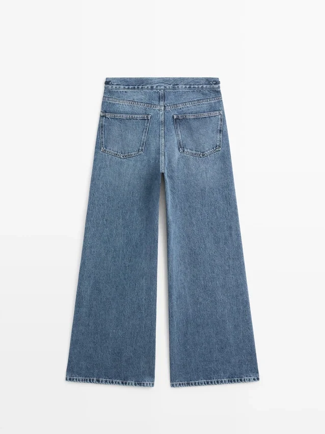 Jeans mit mittlerer Leibhöhe und Schlag Jeans mit mittlerer Leibhöhe und Schlag