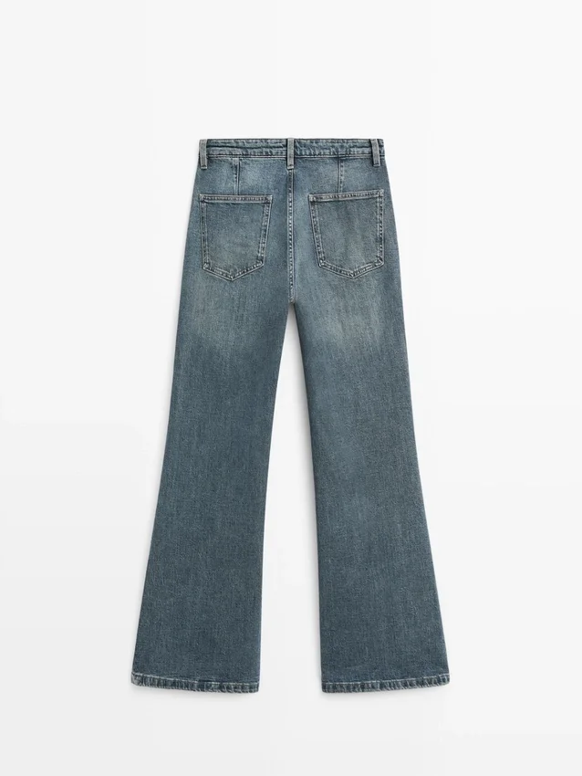 Jeans mit mittlerer Leibhöhe und Schlag Jeans mit mittlerer Leibhöhe und Schlag