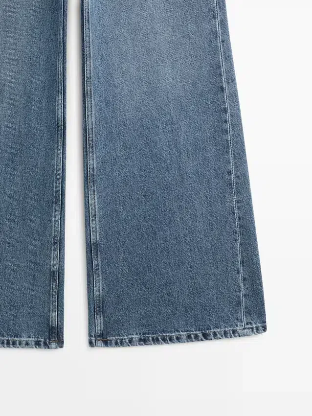 Jeans mit mittlerer Leibhöhe und Schlag Jeans mit mittlerer Leibhöhe und Schlag