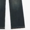 Jeans mit mittlerer Leibhöhe und Schlag Jeans mit mittlerer Leibhöhe und Schlag