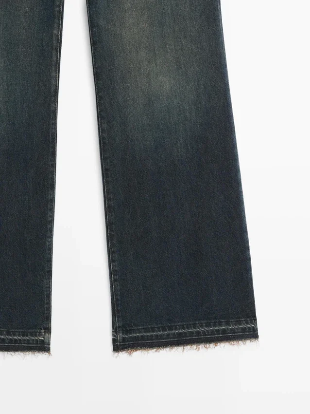 Jeans mit mittlerer Leibhöhe und Schlag Jeans mit mittlerer Leibhöhe und Schlag