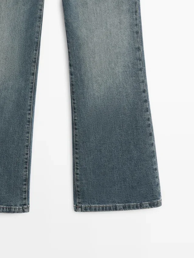 Jeans mit mittlerer Leibhöhe und Schlag Jeans mit mittlerer Leibhöhe und Schlag