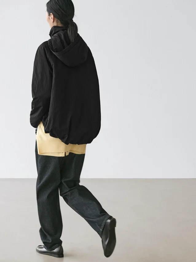 Jeans mit mittlerer Leibhöhe und weitem Bein Jeans mit mittlerer Leibhöhe und weitem Bein