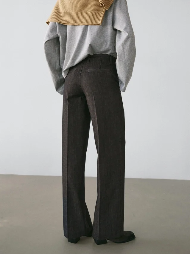 Jeans mit mittlerer Leibhöhe und weitem Bein Jeans mit mittlerer Leibhöhe und weitem Bein